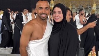 أفشة يشارك صورا من العمرة برفقة زوجته.. شاهد