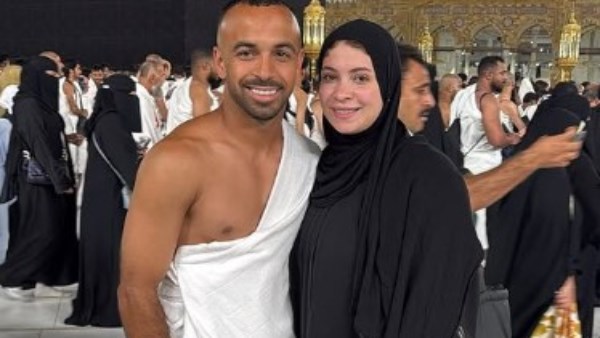 أفشة يشارك صورا من العمرة برفقة زوجته.. شاهد