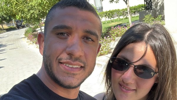 إطلالة رومانسية لرامي ربيعة رفقة زوجته