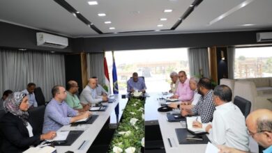 اجتماع برئاسة محافظ أسوان للحفاظ على سلامة المواطنين والحد من حوادث الطرق
