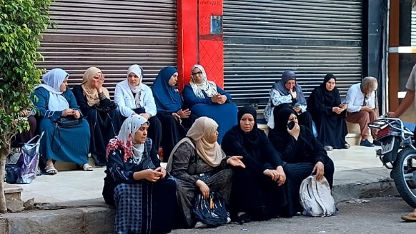 الثانوية العامة.. الأهالي يدعمون أبناءهم خلال امتحانات الكيمياء والجغرافيا