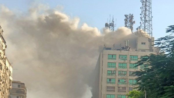 اللقطات الأولى من حريق مبنى سنترال رمسيس في القاهرة .. شاهد