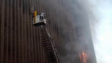النار تشتعل مجددا.. الحماية المدنية تسابق الزمن لمحاصرة حريق سنترال رمسيس