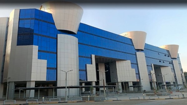 تمديد الاعتماد الدولي لصيدلة عين شمس حتى 2029