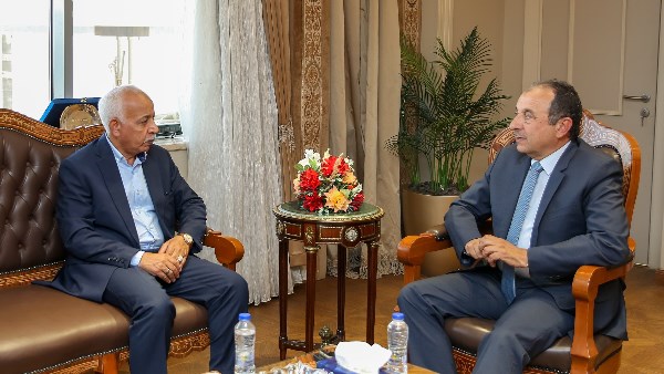 توفير بيئة عمل عادلة تُحفز على الإنتاج وتحفظ حقوق العمال