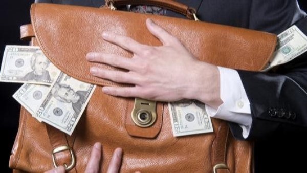 حالات تصل فيها عقوبة الاختلاس إلى السجن المؤبد.. تعرف عليها