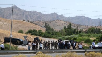 عناصر من حزب العمال الكردستاني يضرمون النار في أسلحتهم داخل كهف