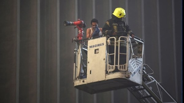 قلوب لا تخشى النار.. رجال الحماية المدنية يسطرون ملحمة بطولية في إخماد حريق رمسيس