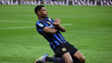 مانشستر سيتي يزاحم برشلونة في سباق التعاقد مع دومفريس