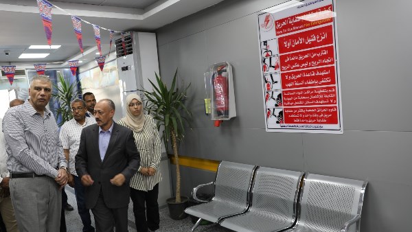 محافظ أسوان يتابع ميدانياً منظومة الإطفاء والحريق بالمنشآت الحكومية