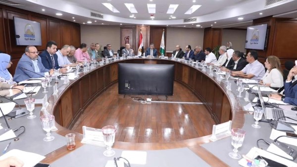 محافظ الجيزة يناقش خطط التطوير بالمناطق الصناعية بعرب أبو ساعد وجرزا بالعياط