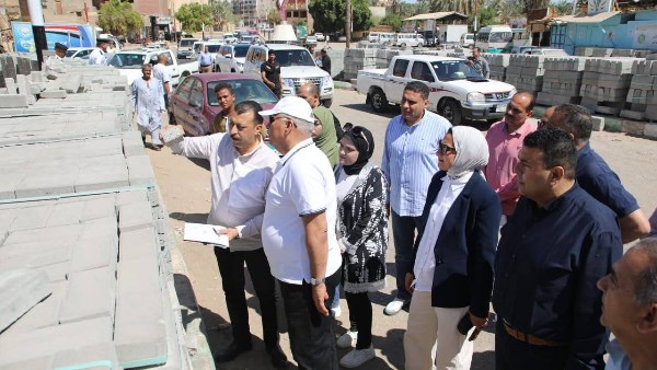 محافظ الوادي الجديد يتابع أعمال رفع كفاءة الطرق بأحياء الخارجة القديمة