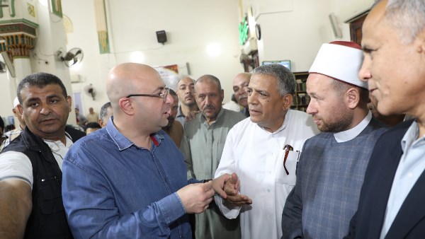 محافظ بني سويف يلتقي المواطنين ويستمع لمطالبهم ويوجه بدراستها