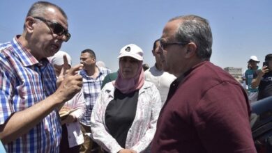 محافظ بورسعيد يتابع زرع أعمدة الطاقة الشمسية بطريق بحري ترعة السلام