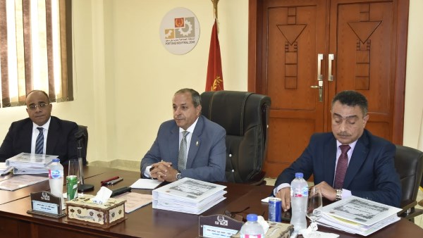 محافظ بورسعيد يناقش مع المستثمرين سبل تطوير منظومة العمل داخل المنطقة الصناعية