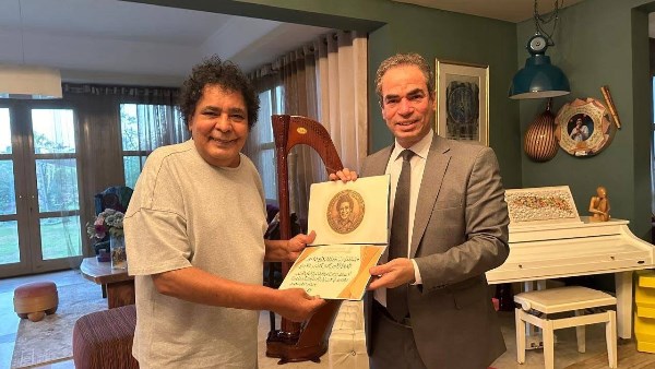 محمد منير يتسلم وسام ماسبيرو للإبداع