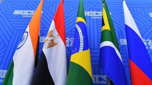 مشاركة مصر بقمة "بريكس" يعزز استقلالية القرار الاقتصادي