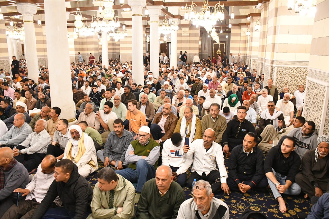 هل يجوز إنهاء المصلي عن الكلام أثناء خطبة الجمعة؟..الأزهر يجيب