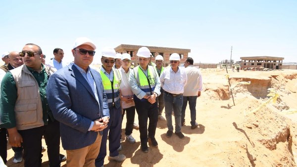 وزير الإسكان يتفقد محاور الطرق ومحطة تنقية مياه الشرب الجديدة بمدينة السادات