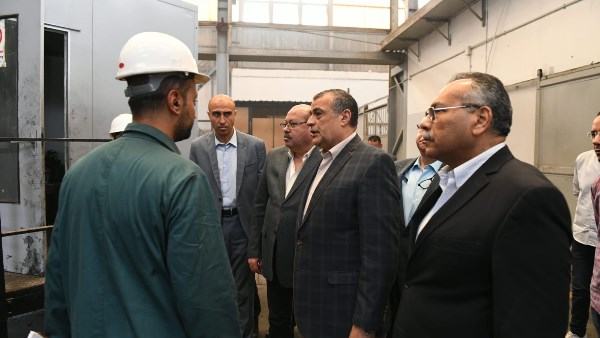 وزير الإنتاج الحربي يطمئن على سير العملية الإنتاجية بمصنع 99